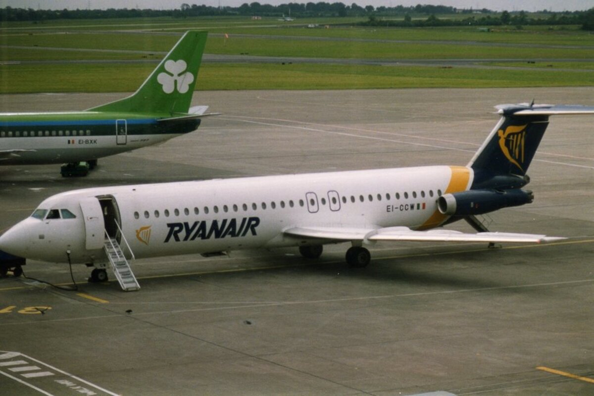 BAC-1-11 авиакомпании Ryanair. Лоукостер всегда им останется - до модели 737-200 у всех самолетов авиакомпании должен был быть свой трап, чтобы не тратить время на подгон трапа аэропорта. Быстро и дёшево.