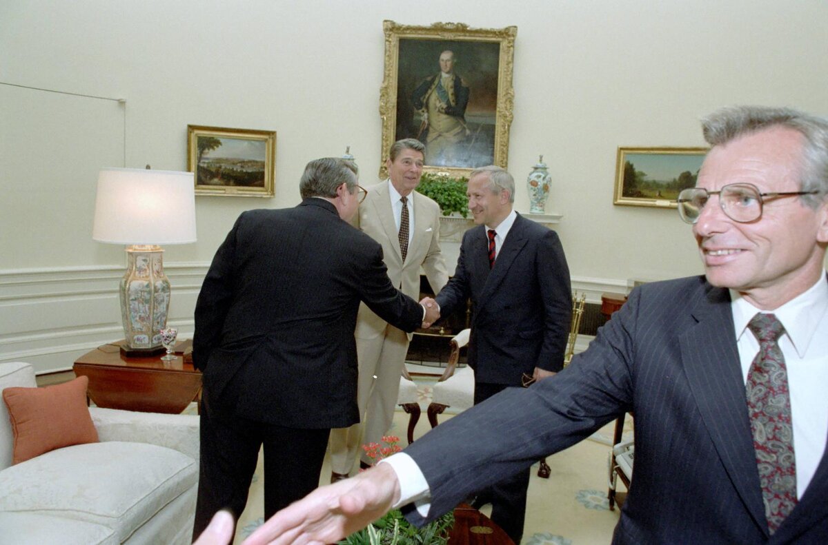 Ronald Reagan’s July 21, 1987 meeting with MI 6 asset Oleg Gordievsky. Reagan and Gordievsky.Один из высокопоставленных  перебежчиков из КГБ СССР , Олег Гордиевский на встрече с Президентом США Рональдом Рейганом и с Директором MI -6. 21.07.87.