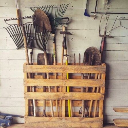 Хранение садового инструмента своими руками, с чего начать?