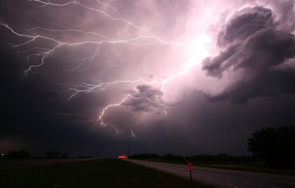 https://cdn.pixabay.com/photo/2015/11/22/15/16/lightning-1056419_960_720.jpg