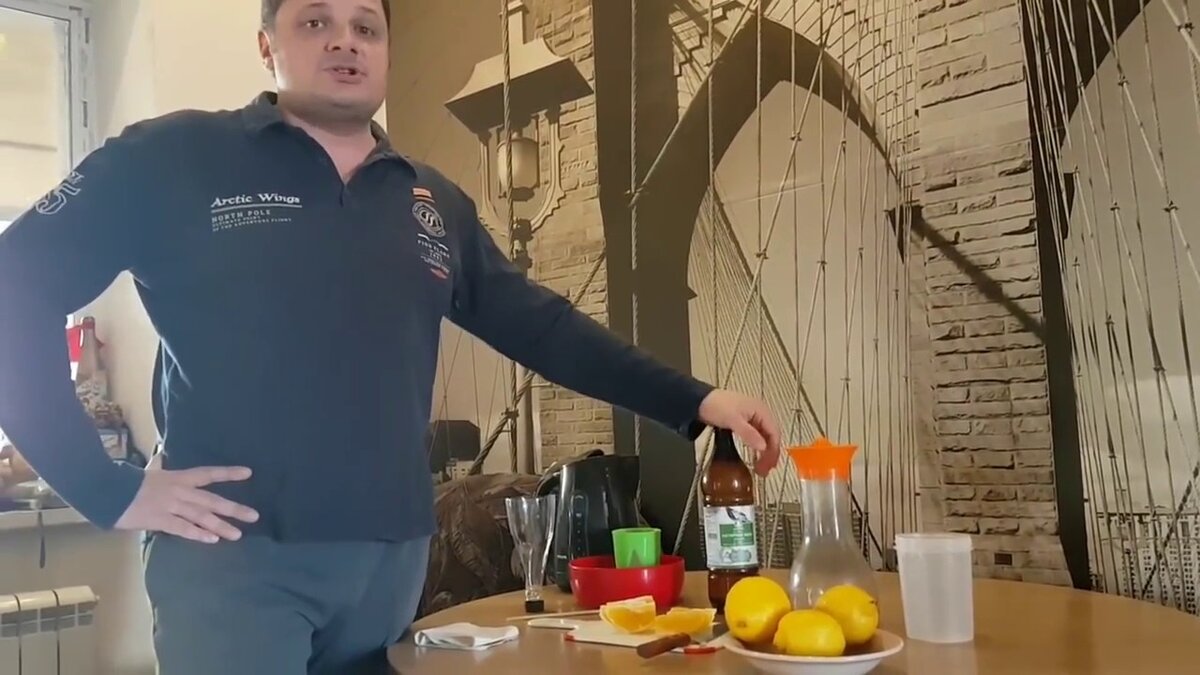 Он снимает видео, где раскапывает пользу касторки, но для начала приглядевшись мы видим, что он сам далеко не так прекрасен и не такой уж худой. (Без перехода на личности, фото для примера.)
