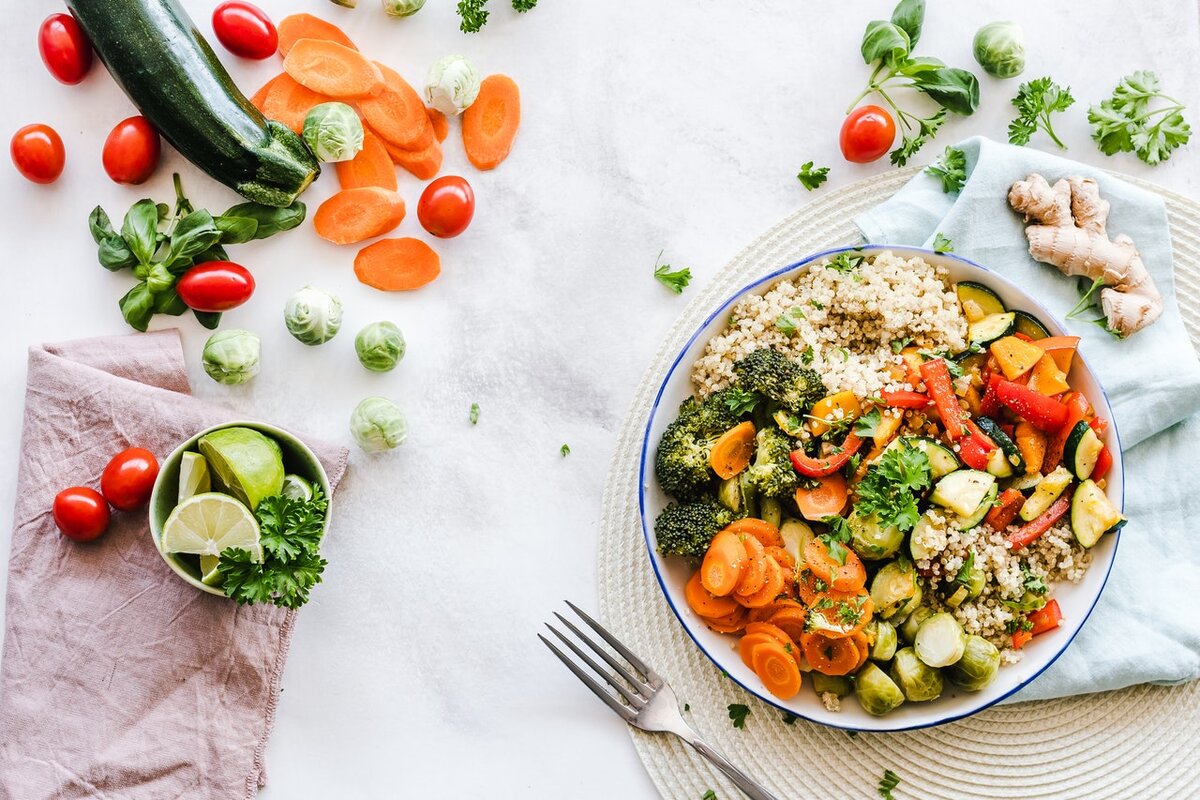 Source : https://www.pexels.com/photo/flat-lay-photography-of-vegetable-salad-on-plate-1640777/