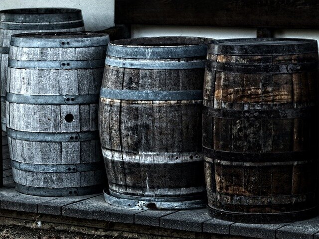 Die Quelle: https://cdn.pixabay.com/photo/2012/07/26/20/55/barrel-52934_960_720.jpg