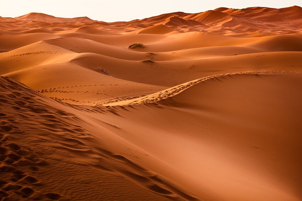 https://cdn.pixabay.com/photo/2016/03/21/10/44/desert-1270345_960_720.jpg