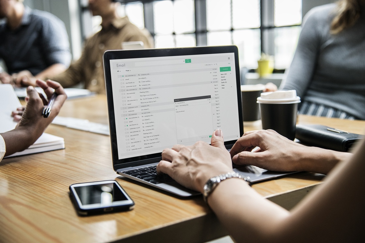 https://pixabay.com/photos/computer-laptop-technology-office-3368242/