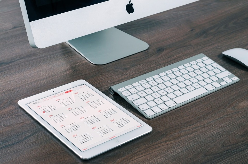 https://pixabay.com/ru/photos/imac-ipad-%D0%BA%D0%BE%D0%BC%D0%BF%D1%8C%D1%8E%D1%82%D0%B5%D1%80-%D1%82%D0%B0%D0%B1%D0%BB%D0%B5%D1%82%D0%BA%D0%B0-605421/