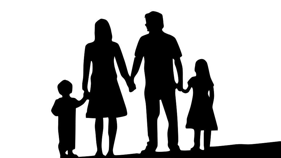 https://cdn.pixabay.com/photo/2016/09/15/06/50/family-1671088_960_720.jpg