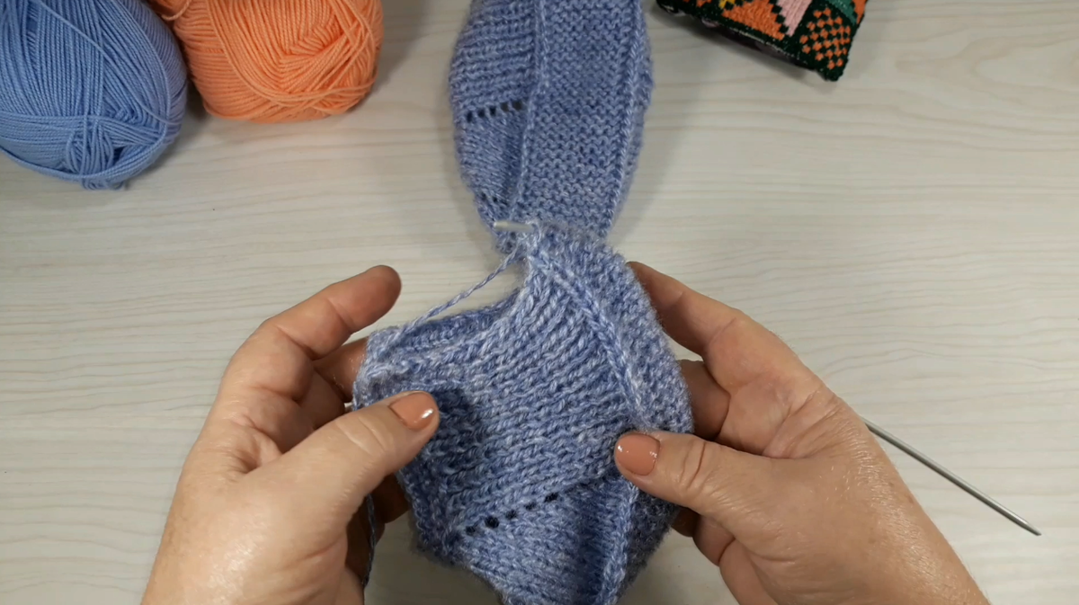 носки связанные на двух спицах. рукавицы на 2 спицах. вязаный шнур с наполнителем из хлопка. тапочки- следочки на 2 спицах мк. вязание спицами носков на 2 спицах.