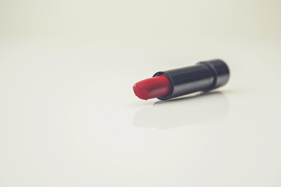 https://cdn.pixabay.com/photo/2015/01/20/09/16/lipstick-605298_960_720.jpg