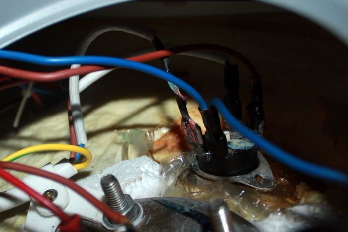 Предохранитель на бойлер. Бойлер перестал греть воду. Перестал греть водонагреватель причина. Перестал греть водонагреватель причина. В чем причина водонагревателя не нагревается до 75 градусов.