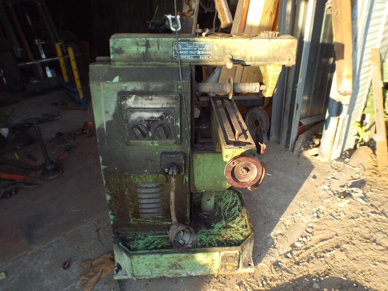 Сам станок не в плохом состоянии,но отовсюду в свое время текло масло и покрылось пылью.