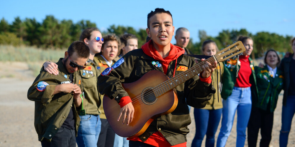 На спевке. Гитарист — Артем Иванов из Новосибирска. Фото: Страна Росатом