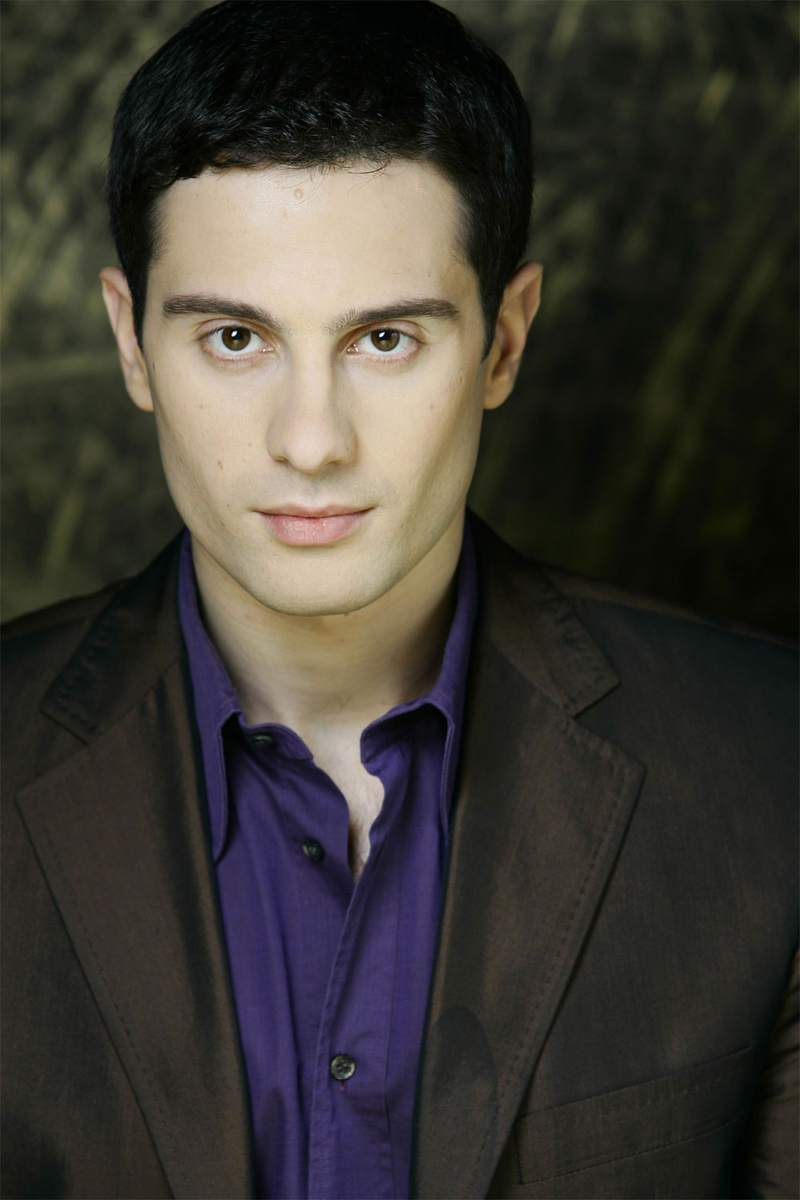 Российские актёры бпюнеты. Молодой российский актер брюнет. Актёр бондаренко станислав. Жмак иван. Актер станислав бондарков.