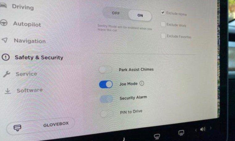 Парень по имени Джо написал Маску, рассказав что в режиме автопилота звуки в салоне были слишком громкие и постоянно будили его ребенка. В Tesla к просьбе Джо прислушались и в новом обновлении добавили настройку которая понижает громкость оповещения. 
Назвали ее "режим Джо" ).