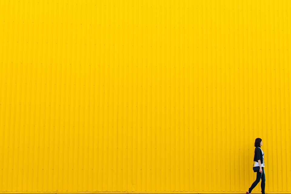 https://pixabay.com/ru/photos/%D0%B6%D0%B5%D0%BB%D1%82%D1%8B%D0%B9-%D1%81%D1%82%D0%B5%D0%BD%D1%8B-%D0%B4%D0%B5%D0%B2%D0%BE%D1%87%D0%BA%D0%B0-%D0%B6%D0%B5%D0%BD%D1%89%D0%B8%D0%BD%D0%B0-%D0%BB%D1%8E%D0%B4%D0%B8-926728/