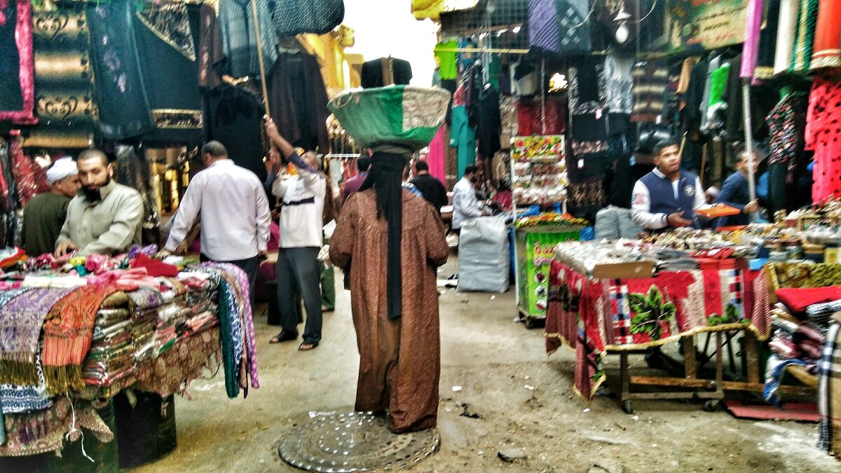 Каир. Женщине привычно носить на голове все, что угодно .