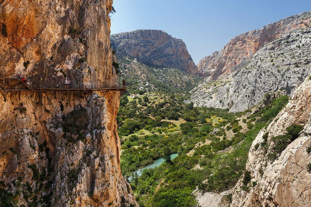 Тропа проходит прямо по вертикальному утесу