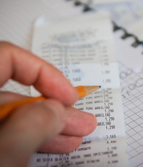 Источник: https://pixabay.com/photos/money-bills-calculator-save-256312/