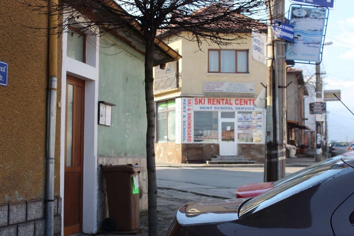 Достаточно обычный городок, городские невысокие дома, река, рельеф местности - для крепких :) здоровьем. 