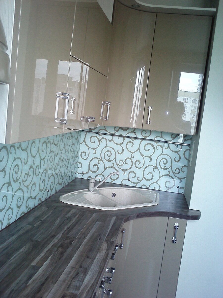 Угловой модуль под мойку позволит уместить и бутылочницу