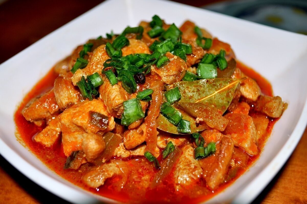 азу по-татарски с солеными огурцами. азу по-татарски из говядины. татарское азу. азу татарское блюдо. азу по-татарски с говядиной.