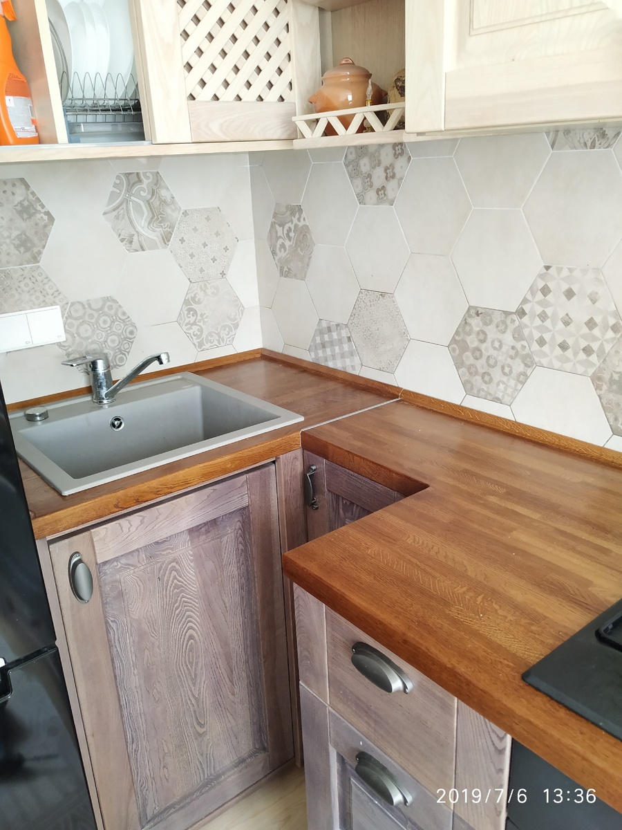 Кухня с деревянной столешницей