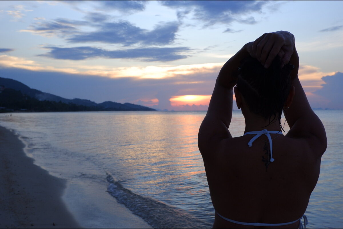 Иди дальше! Просто иди!
Иди по песку, по отмели...
Иди, чтобы жить!
Чтобы любить и верить!
Вдыхай аромат тех, кто за твоей дверью!
Они твое всё! Они - чтобы ты верил!
Чувствуй! Ежесекундно!
Прощай! Не тяни себя на дно!
Люби! Занимайся сексом!
Пей кофе! Черный, или с молоком...
Если любишь черное с белым.
Только живи! Живи без предела!

11.09.2019@Tatiana Tikhonova