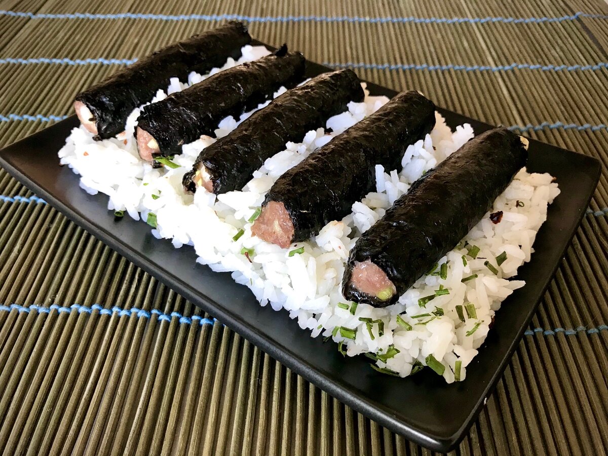 Котлетки, обернутые в листы нори и запеченные в духовке.