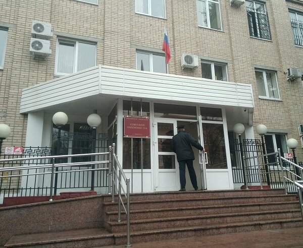 Истец во главе с переизбранным от партии власти депутатом Брянской Облдумы главврачом Константином Воронцовым просит суд признать недостоверными и порочащими три фразы из текста, а также обязать блогера удалить их и опубликовать опровержение. Предложение суда заключить с автором Мировое соглашение уже отвергнуто – вначале о нежелании примириться заявил непосредственно на процессе представитель истца, а потом, после некоторых раздумий, и он сам. Интересы ответчика в суде представляет юрист «Центра защиты прав СМИ» (г. Воронеж) Екатерина Зубань.