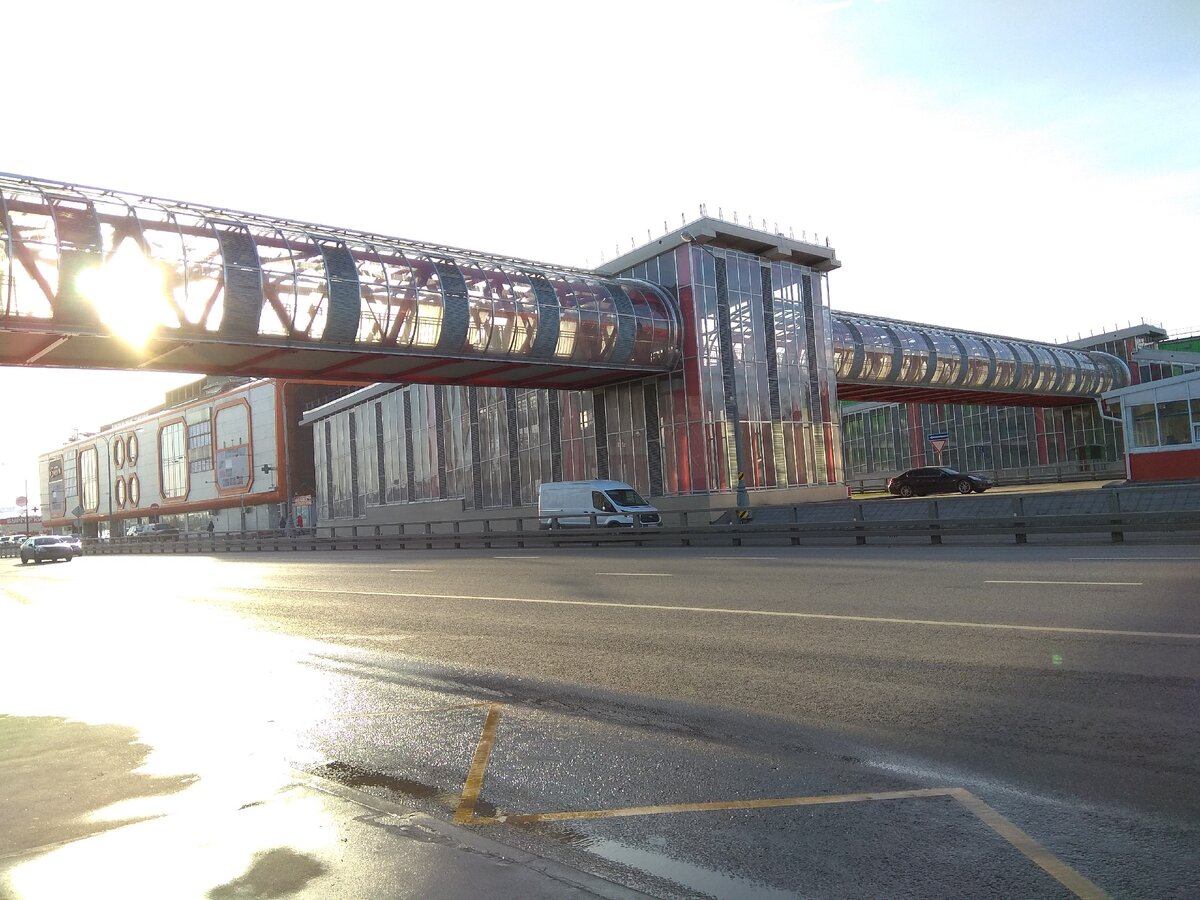 Вот такой надземный переход. Фото мое