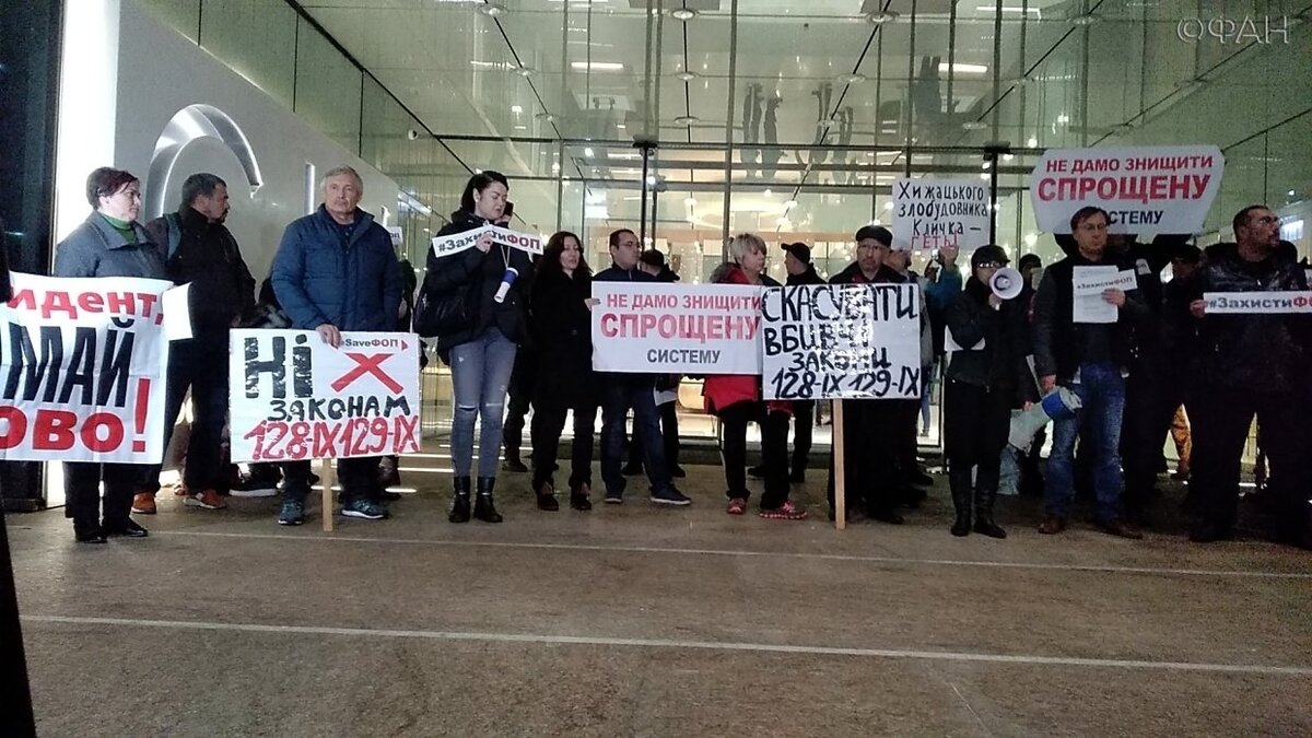  264 0 Оставить комментарийМалые бизнесмены устроили «концерт» для «слуг народа»Федеральное агентство новостей / Полина Цыбулько