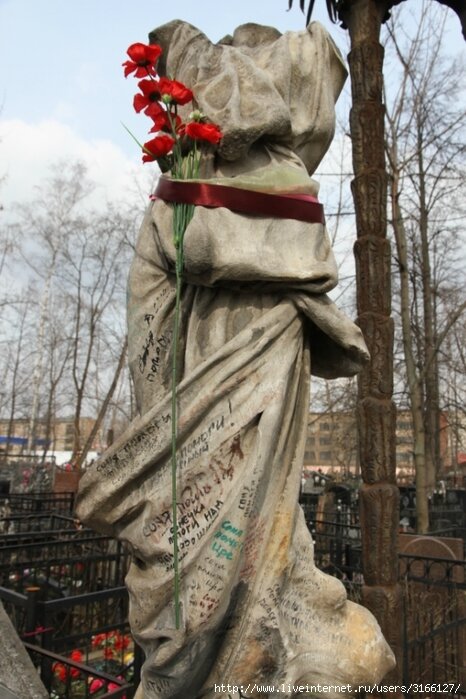 Памятник соньке на ваганьковском. Сонька Золотая ручка памятник. Сонька Золотая ручка могила на Ваганьковском кладбище. Ваганьковское кладбище Сонька Золотая ручка. Памятник Соньки золотой ручки на Ваганьковском кладбище.