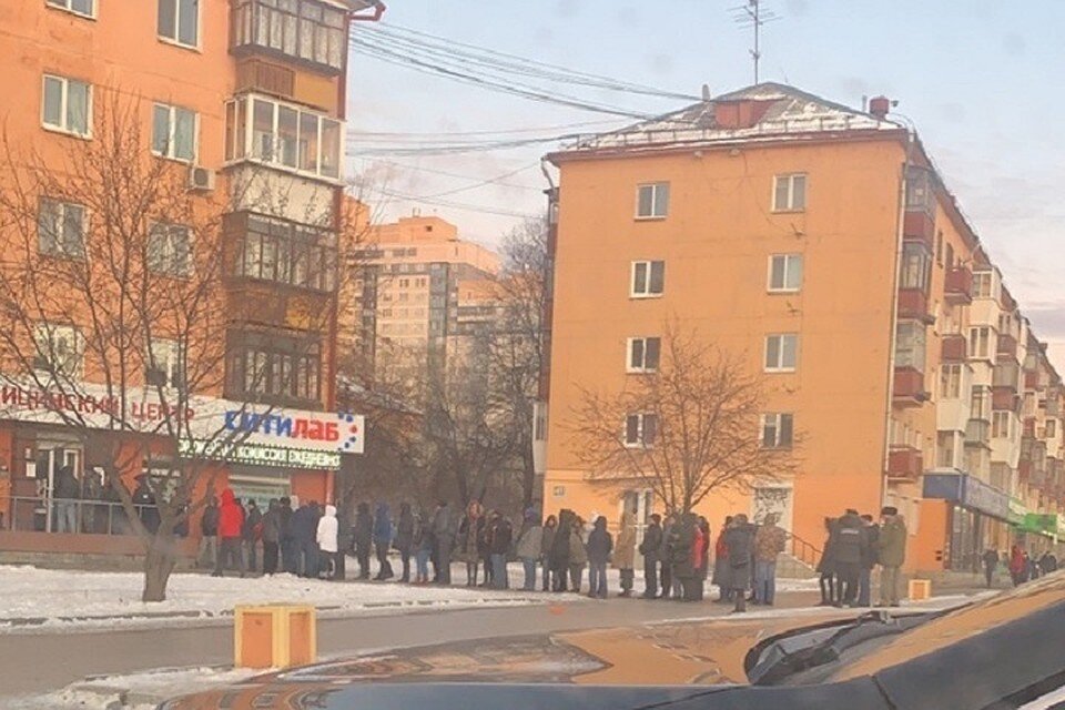 Екб. Очередь за справкой. источник: Яндекс.Картинки