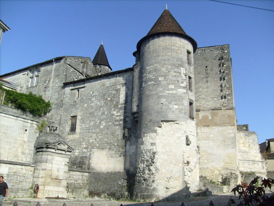 Замок Коньяк - современный вид