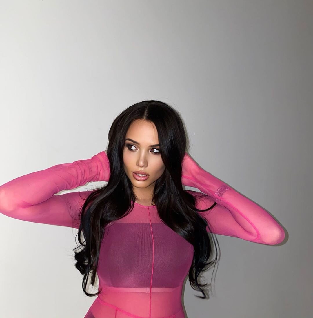 "Судя по комментариям некоторые считают что девушка, которая замужем за успешным обеспеченным мужчиной как правило не обязана думать о том какую лепту она сама может внести в семейный бюджет. Как оказалось, по мнению многих если ты красива и твой мужчина богат, то остается лишь заниматься детьми при их наличии, собой или домом, а все расходы должен покрывать мужчина , ведь на то он и мужчина... Давайте теперь я выскажу свою точку зрения на этот счёт. Ранее описанная позиция в основном относится к русским женщинам. Почему -то, в основном в нашей стране у многих устоялось вышеописанное видение идеального тандема. Но разве это не клево когда женщина может не сидеть на шее у любимого? Когда не надо постоянно спрашивать его карточку чтобы пойти и купить себе что -нибудь красивое? А когда вы вместе за ужином можете как настоящие партнёры обсудить рабочие вопросы, обменяться мнениями и вдохновить друг друга на новые идеи? Мне кажется это очень важно и приятно для обоих. 
Я помню свои первые заработанные деньги, которые мне заплатили за подработку в компании соц исследований. Мне тогда было 13 лет. Я помню своё довольное лицо когда мне протянули этот заветный конверт где было 4 тыс рублей. Как я кайфанула тогда)) Первые
существенные суммы я начала зарабатывать когда мне было 20 лет. Все благодаря Instagram- как крупнейшей бизнес площадке и соучредительству в бьюти-проекте и своему бренду одежды. Тогда же я могла себе позволить купить любую брендовую вещь, помогать родственникам и копить на собственный бизнес и покрупнее. В 21 год я успешно открыла свой салон, который на сегодняшний день имеет несколько франчайзинговых точек. Поэтому, прошу не удивляться наличию промо публикаций в моем аккаунте , а также коммерческой рекламы. Я рекламирую собственный продукт и услуги, либо тот продукт, который я попробовала и в котором я уверена. Я не вижу ничего плохого в этой ситуации. Мне нравится иметь собственный доход, финансовую независимость и материальную цель. Возможность зарабатывать самой и зарабатывать много - это круто! Но при этом я все равно нахожусь за крепким мужским плечом и в моментах ощущаю себя маленькой хрупкой девочкой. В этом и есть идеальный баланс ;)".@volkonskaya.reshetova
Reshetova Anastasia 