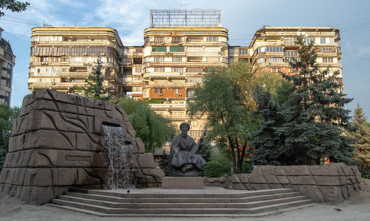 ЖК "Три богатыря" в г Алматы, построен в 1970 году. Изначально имел белые открытые балконы.