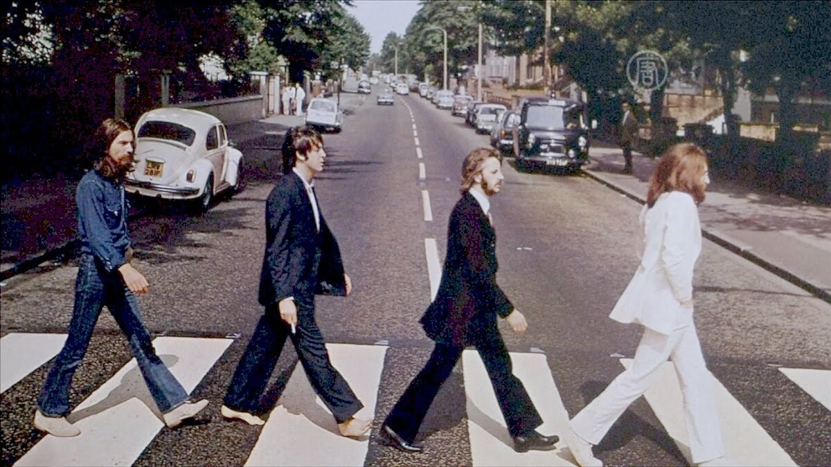 Пешеход друг. Пол Маккартни Abbey Road. Битлз идут через дорогу. Abbey Road босиком. Beatles переходят дорогу.