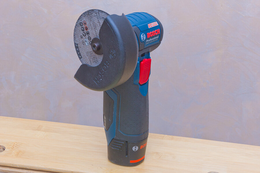 Аккумуляторная угловая шлифмашина Bosch GWS 12V-76. (Источник: фото автора)