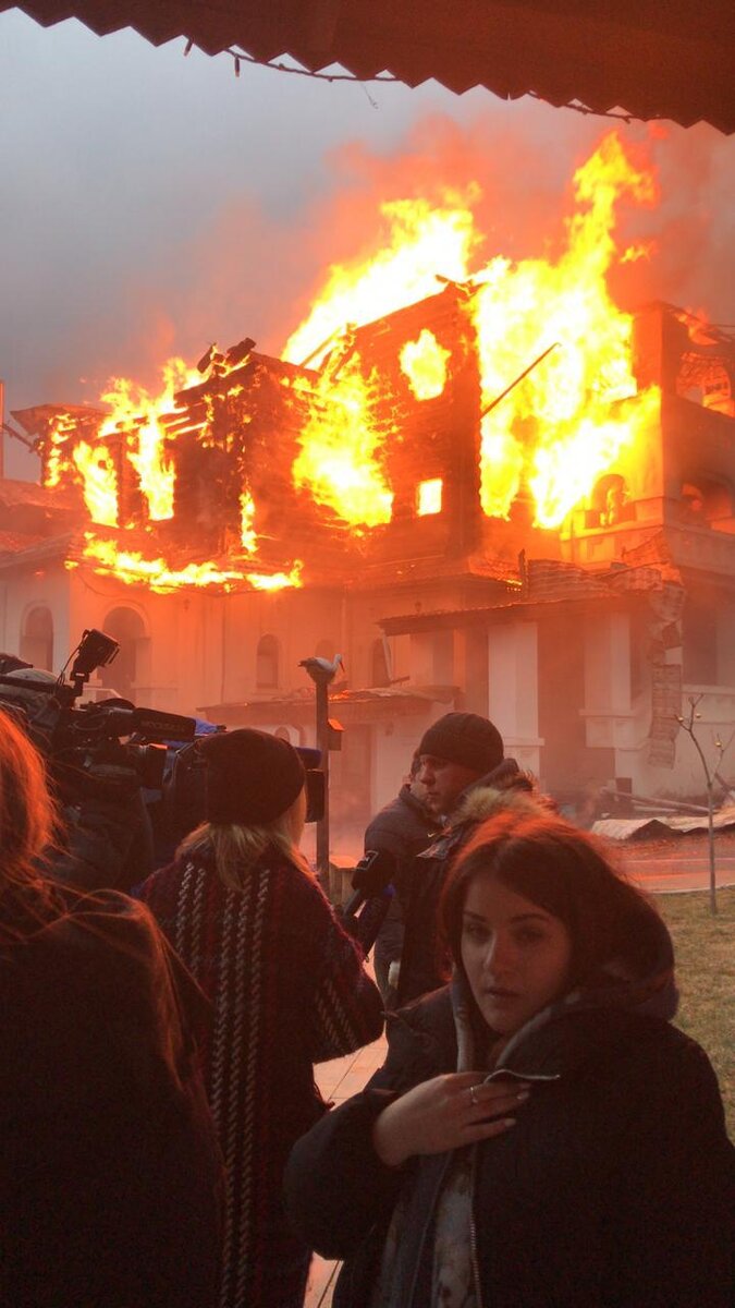 Испуганное лицо администратора гостиницы