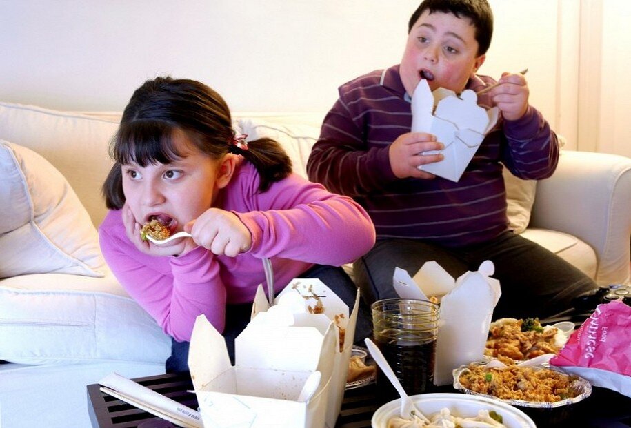 Фото с интернета. Прием пищи возле телевизора. 