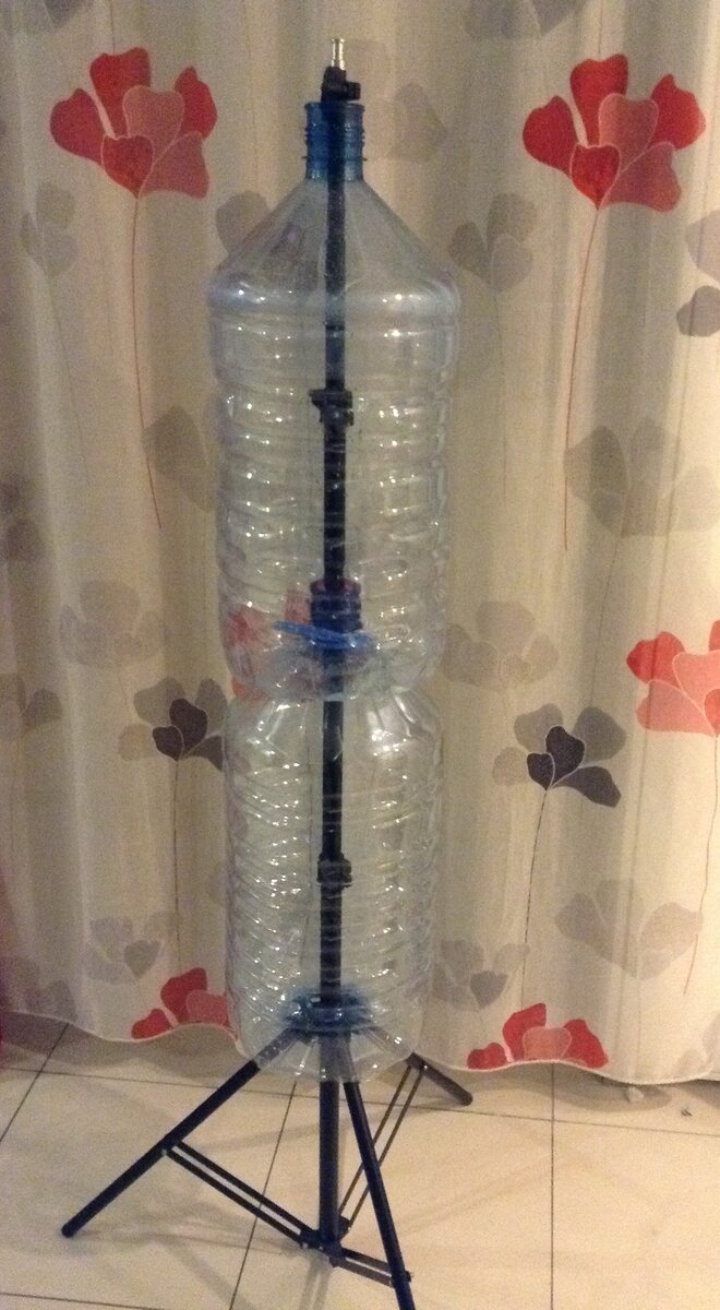 Так выглядят пластиковые бутыли на штативе.