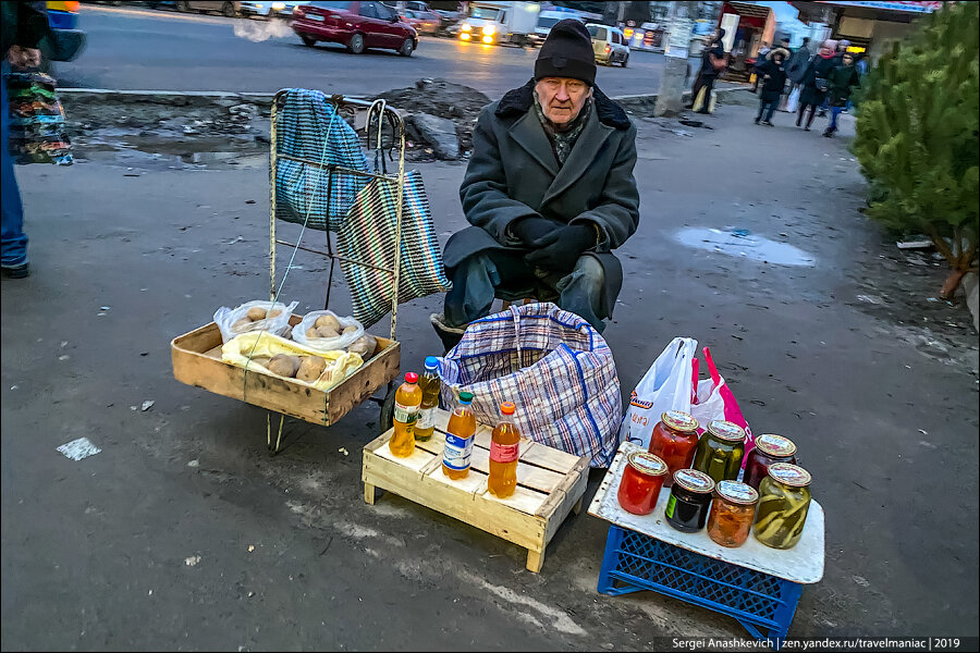 Прилетел в Украину и сразу же попал на стихийный базар. Показывают, что там продают