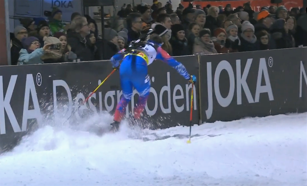 Матвей Елисеев столкнулся с ограждением после спуска. 