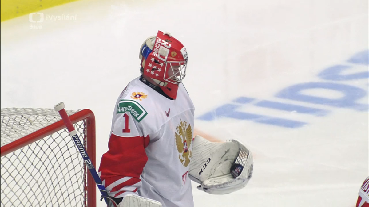 Вратарь российской сборной с шайбой. Скриншот матча Россия-США