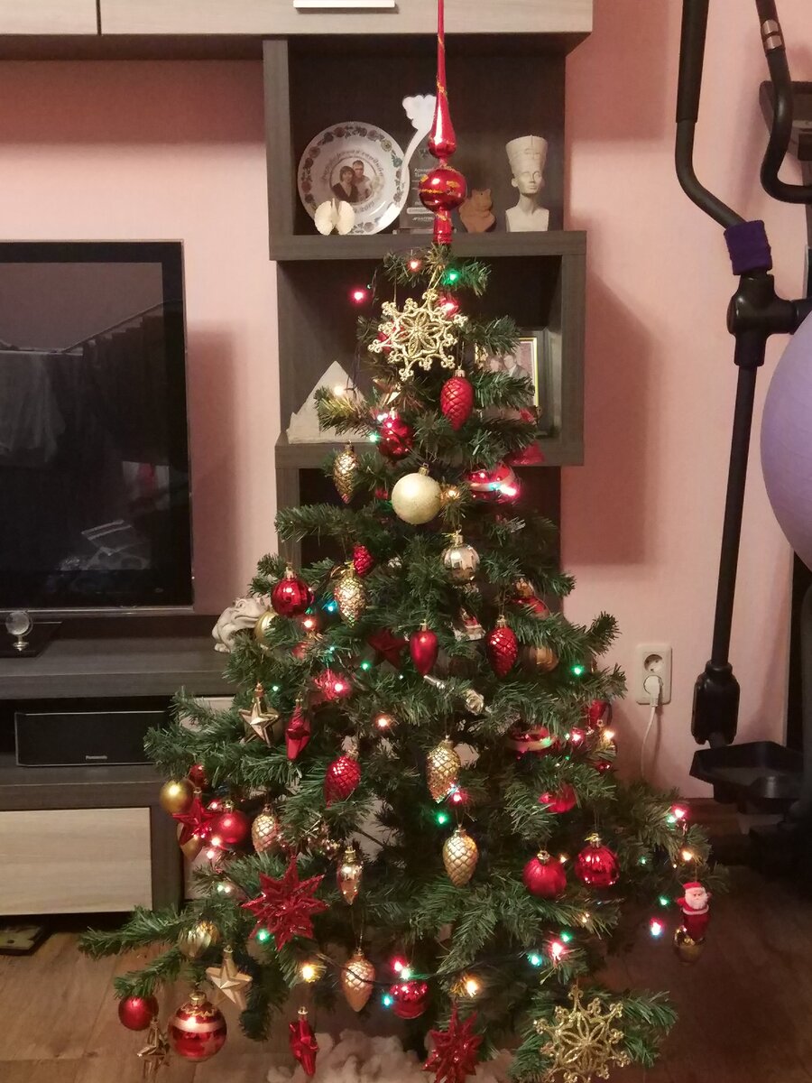 Не стало нового года!  Нет конечно формально новый год остался, бой курантов, поздравление президента, теплые слова родных и близких.
А вот того настоящего нового года не стало. 
Был я маленький, не помню, лет, наверное, 10, стою дома у дедушки с бабушкой наряжаю елку 31 декабря. Почему 31 декабря? потому что они без меня не наряжали елку. Беру табуретку, достаю елку и игрушки. Аккуратно вешаю каждую игрушку, причем не просто вешаю, а вешаю игрушку и представляю ее историю и где она должны висеть. Это зайчик, его поближе к шишке надо повесить, а это огурец, его вниз елки, ах, да ещё же надо назад игрушки повесить, а то вдруг Дед мороз придет с балкона, а у меня сзади елки игрушек нет. Дедушка достает огни самодельные, он их сделал сам когда был в Алжире. Мы огни вешаем, и они начинают мигать, очень ярко и по-особенному, и еще одни огни через всю комнату в виде ленты с перехватом через люстру. И когда все повешено, наступает один из самых приятных моментов в жизни, я выключаю верхний свет и остаются только огни… Мне кажется в это время происходит волшебство.  Бабушка что-то готовит весь вечер на кухне, а мы одеваемся и идем с дедушкой гулять. Сначала просто гуляем, он мне что-то всегда рассказывает, а я иду рядом с ним и слушаю… И мне так хорошо... так спокойно. Мимо нас проходят шумные компании и стреляют салюты в небе. А мы словно космонавты идем ночью по другой планете. Остановившись у знакомого здания, мы играем в туки туки (прятки), я прячусь обычно за гаражами, а он меня всегда находит. Иной раз я его долго ищу и удивляюсь как он сумел так спрятаться. А потом дома по телевизору бой курантов, и мы засыпаем под долгие рассказы о море, кораблях и далеких странах. 
А сейчас приходишь к ним, вроде все есть, все осталось как прежде. Вот елка эта пылиться на антресоли, и огни еще работают. Даже в двери оставались следы от бенгальских огней, которые я зажигал и засовывал в железное кольцо двери. И место где играли в туки туки есть, только гаражи снесли за которыми я прятался. 
А мальчика того нет.  Точнее он есть, это ты сам, но повзрослевши. 
И вроде все хорошо и новый год отличный и компания душевная и елка и мандарины, а нового года нет. Точнее НОВЫЙ ГОД есть, а нового года не стало! 