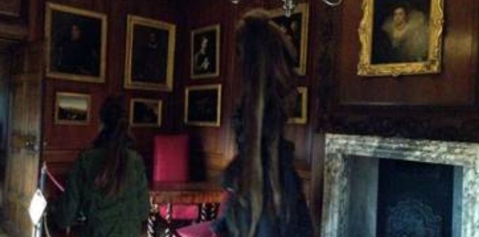 Есть фото, где призраки сами появляются - как эта "серая леди" в замке Хемптон-Корт