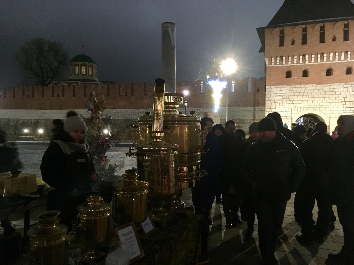 А такие большие самовары угощают прохожих рядом с Кремлем