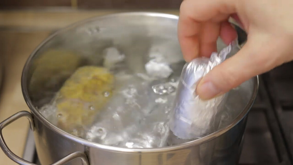 кипение воды в кастрюле. варить 10. суп молочный в кастрюле в больничный пищеблок. варка риса 2 к 1. кипящая вода в кастрюле.