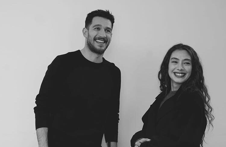 Ураз Кайгылароглу и Неслихан Атагюль на съемках сериала "Дочь посла".