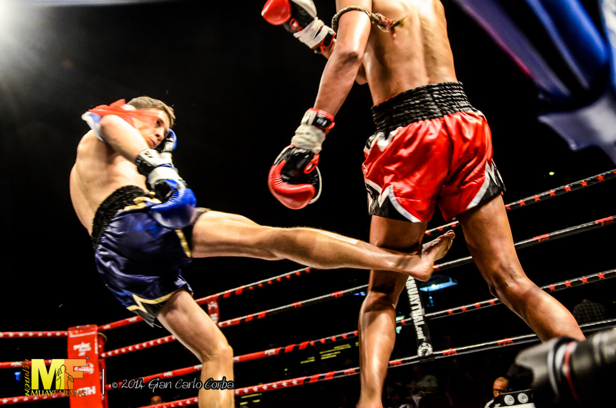 Кикбоксинг лоу кик. Каким местом бить лоу кик. Лоу кик тайский бокс. Лоу кик удар ногой. Муай тай лоу кик.